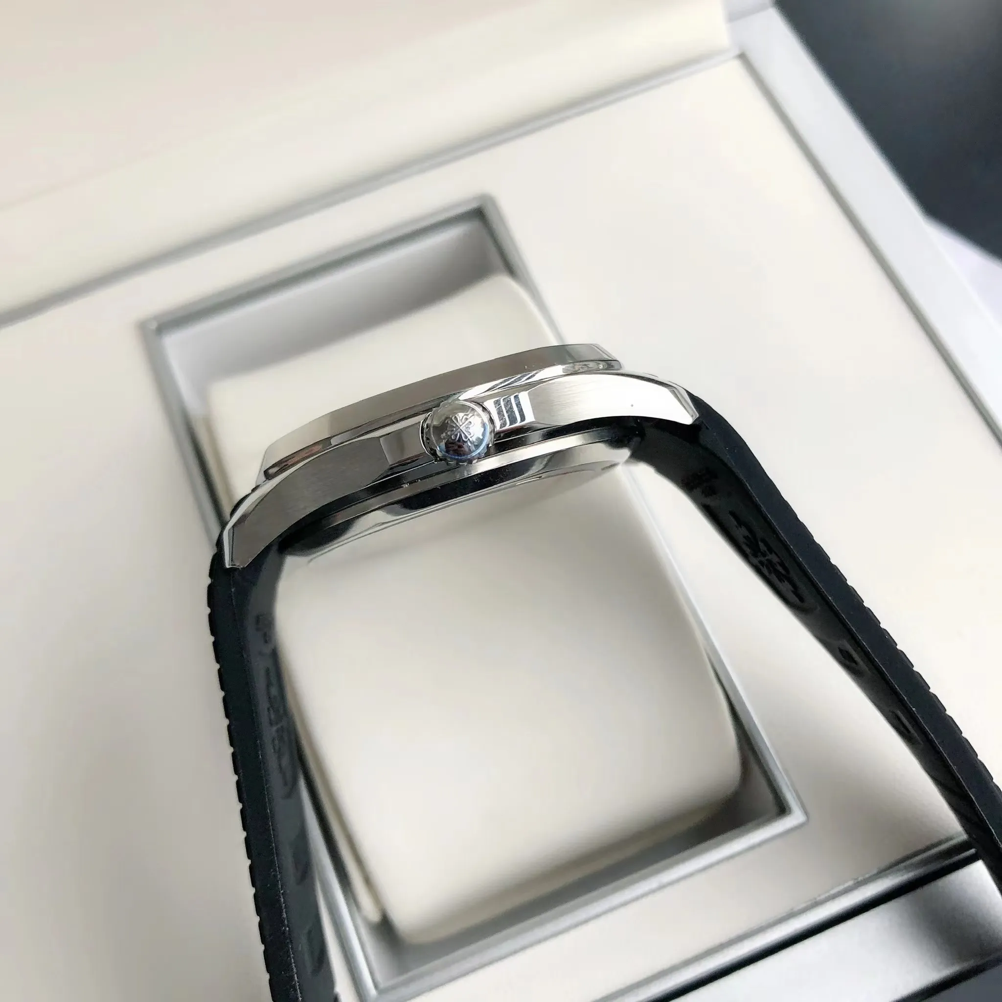 【High-end replica】💰1240! Patek Philippe's popular "Grenade" men's watch, new feedback is coming. Upgrade 1️⃣: Replace with super scratch-resistant sapphire glass mirror. Upgrade 2️⃣: Add original synchronized silicone bracelet with original buckle. Upgrade 3️⃣: Add new steel ring (316L steel) [Movement] Paired with imported fully automatic Citizen 8215 high-end movement, stable and cost-effective advantage, 0️⃣repair concerns, corrected original synchronized pendulum [Case] The CNC process of the 316L stainless steel case restores the original shell shape and curvature one to one, and pursues the original 0️⃣ gap to the extreme. [Bracelet] Adopts an imported rubber strap, a customized ergonomic bracelet, and an original buckle. [Dial] Adhering to the exquisiteness of the big manufacturers, we strictly pursue the gap between the text lines, the thickness of the scale, and the luminous color, and strive to synchronize the 0️⃣ gap with the original.